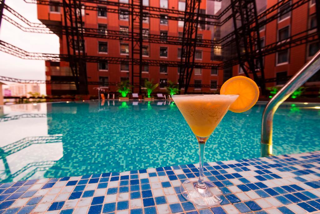 The Orchid Hotel Hinjewadi Púna Kültér fotó The swimming pool at the hotel