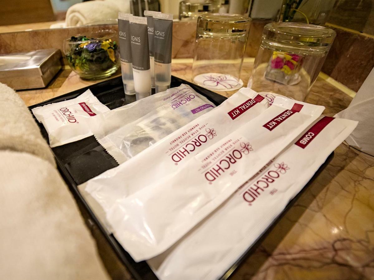 The Orchid Hotel Hinjewadi Púna Kültér fotó A tray of amenities in a hotel bathroom