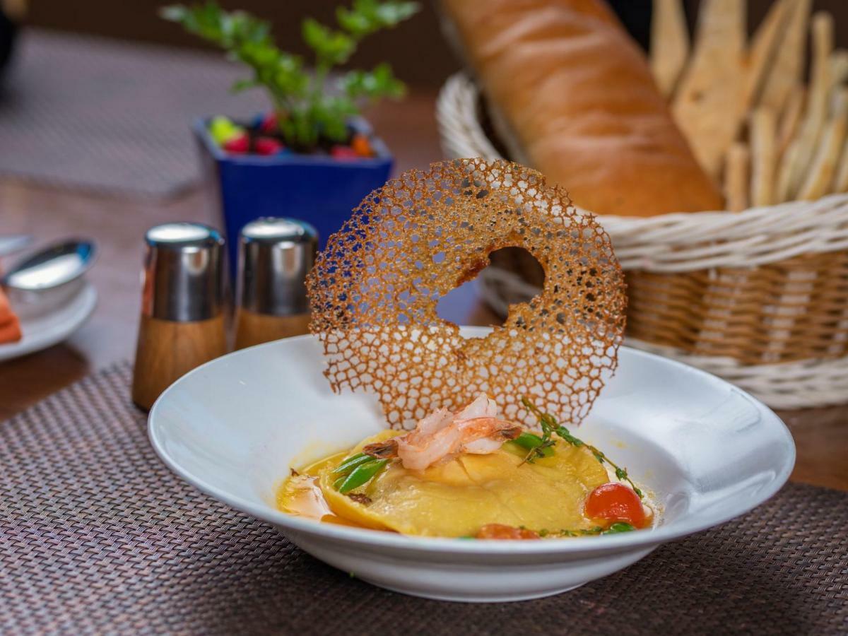 The Orchid Hotel Hinjewadi Púna Kültér fotó A prawn and mango salad