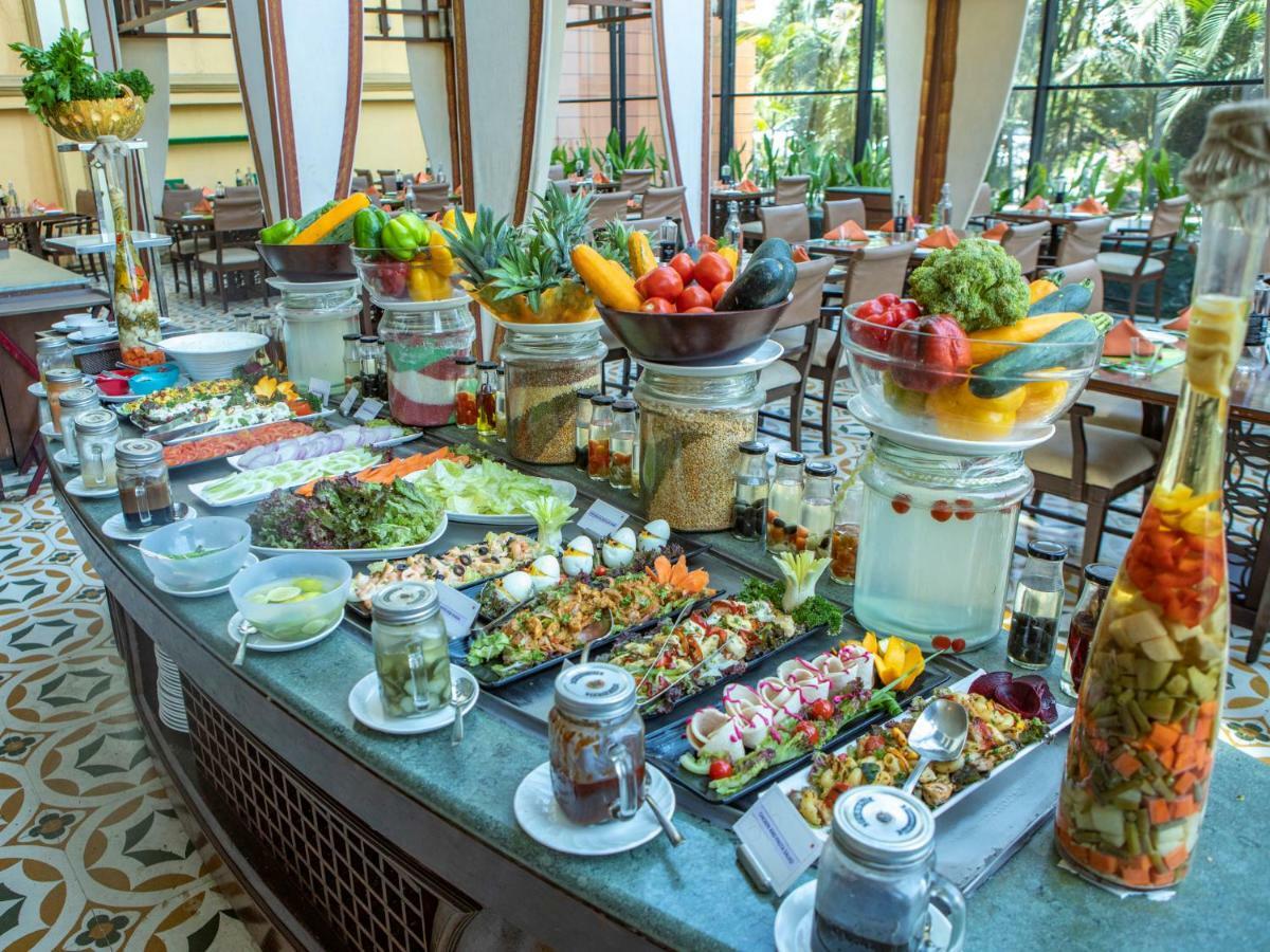 The Orchid Hotel Hinjewadi Púna Kültér fotó A salad bar