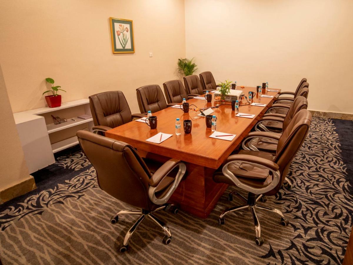 The Orchid Hotel Hinjewadi Púna Kültér fotó A boardroom at a hotel