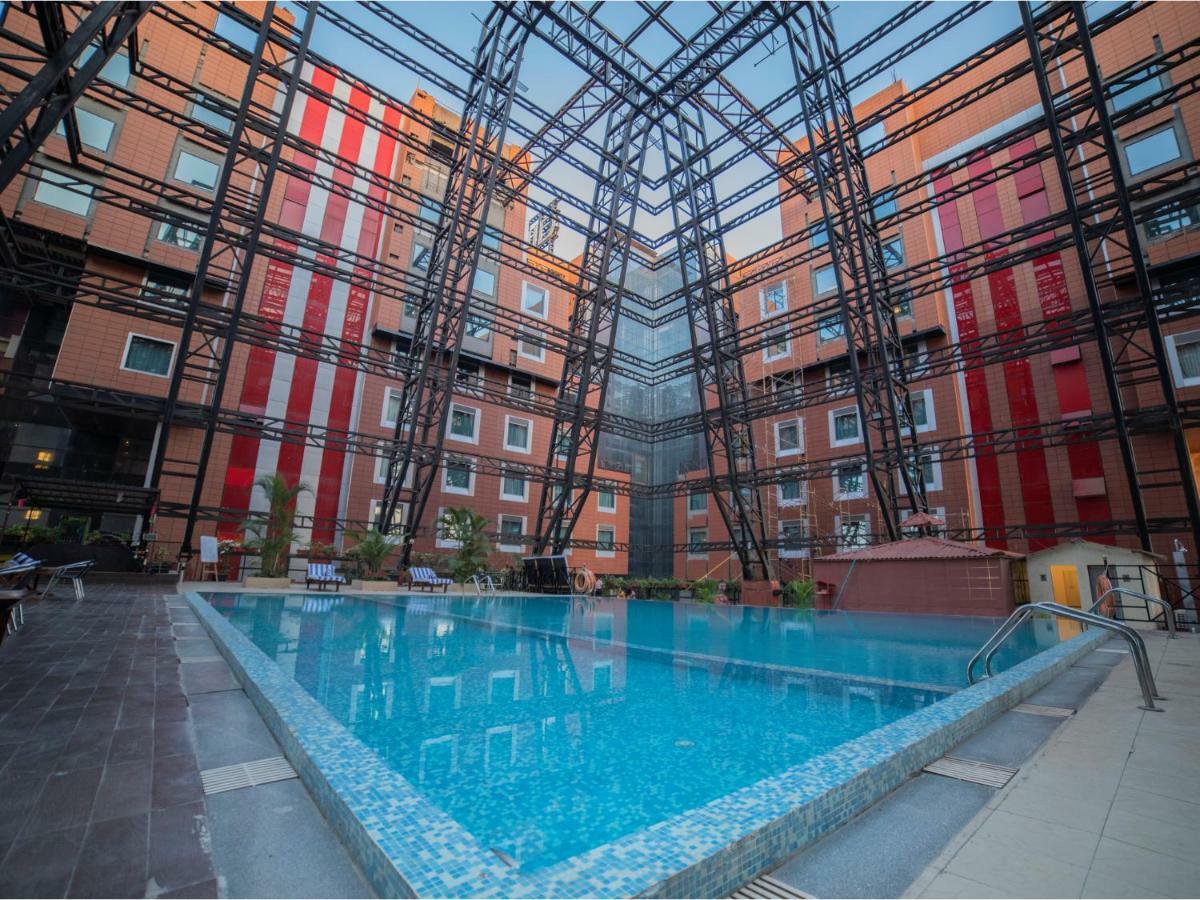 The Orchid Hotel Hinjewadi Púna Kültér fotó Swimming pool at the University